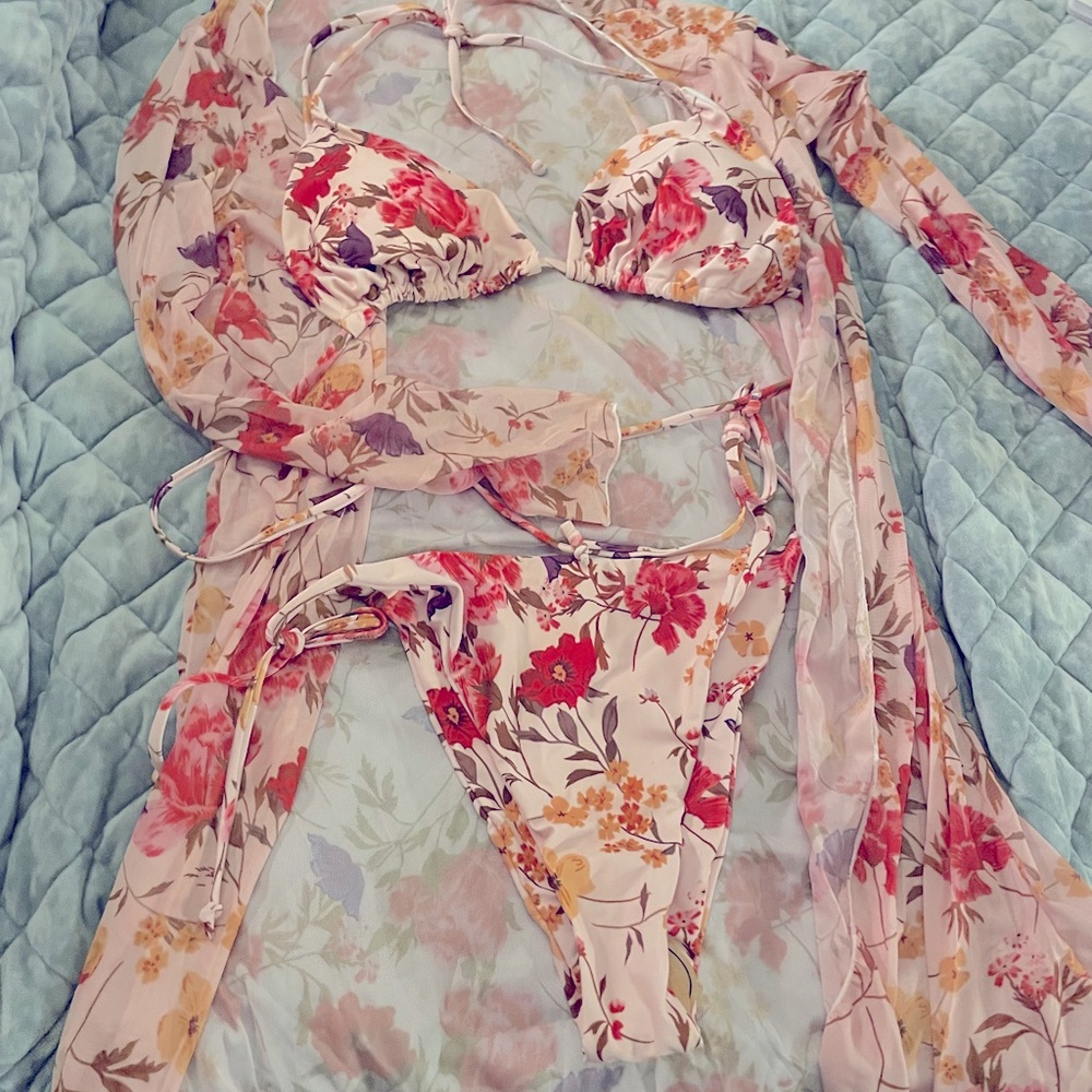 Floral string bikini 👙